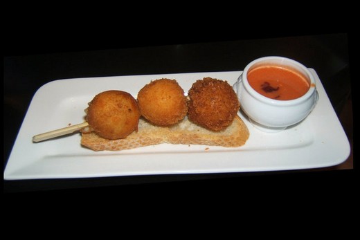 Tapa 7 - El Mesón - Trío de croquetas con salmorejo y crujiente de ibérico Tapa 7 - El Mesón - Trío de croquetas con salmorejo y crujiente de ibérico