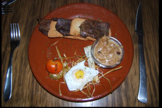 Tapa 21 - Pizarro - Magret de pato con nido de puerro y cebolla caramelizada Tapa 21 - Pizarro - Magret de pato con nido de puerro y cebolla caramelizada
