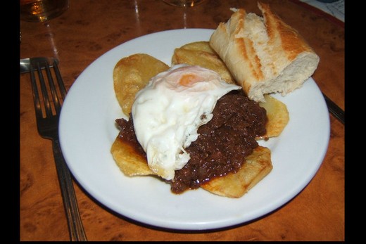 Tapa 20 - Mardel Pizzería - Capricho de Cris: Base de patatas con morcilla finamente aderezada y huevo frito Tapa 20 - Mardel Pizzería - Capricho de Cris: Base de patatas con morcilla finamente aderezada y huevo frito