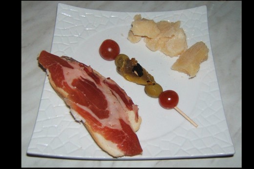Tapa 22 - Tasca Romerita - El morral del pastor: Piedras de queso parmesano, concha de jamón ibérico, pan de pueblo, regado con aceite de oliva y brocheta de la huerta Tapa 22 - Tasca Romerita - El morral del pastor: Piedras de queso parmesano, concha de jamón ibérico, pan de pueblo, regado con aceite de oliva y brocheta de la huerta