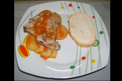 Tapa 2 - Andalucía - Medallita de solomillo en camita de patatas y salsa de barbacoa Tapa 2 - Andalucía - Medallita de solomillo en camita de patatas y salsa de barbacoa