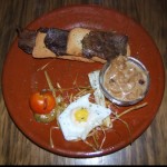 Tapa 21 - Pizarro - Magret de pato con nido de puerro y cebolla caramelizada
