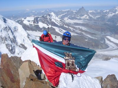 mariano_flores Mariano Flores haciendo cima en Suiza con la bandera de Torrijos